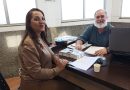 Turismo entrega figurinhas do ET ao comércio varejista para incentivar as vendas em Varginha